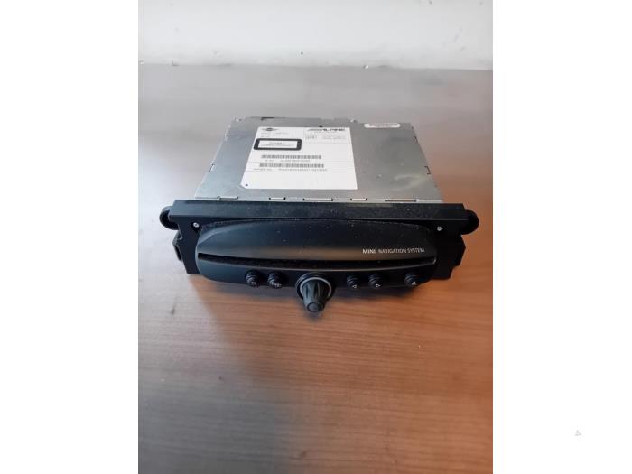 Używane Radio Mini Countryman (R60) 2.0 Cooper SD 16V ALL4 Cena na żądanie oferowane przez Autohandel-Smet Gebroeders NV