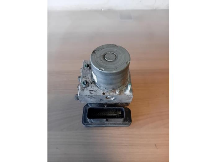 Begagnade ABS-pump Opel Vivaro 2.0 CDTI 177 Pris på förfrågan erbjuds av Autohandel-Smet Gebroeders NV
