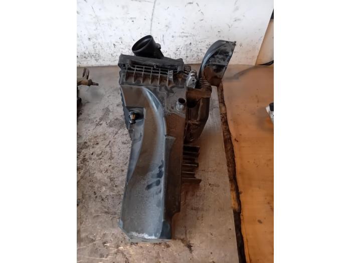 Gebrauchte Luftfiltergehäuse Ford Fiesta 6 (JA8) 1.0 EcoBoost 12V 100 Preis auf Anfrage angeboten von Autohandel-Smet Gebroeders NV