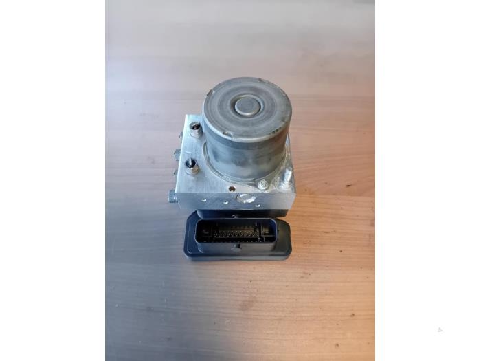 Używane Pompa ABS Citroen Jumper (U9) 2.2 Blue HDi 140 Cena na żądanie oferowane przez Autohandel-Smet Gebroeders NV