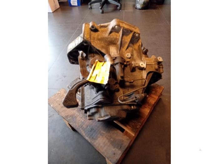 Getriebe van een Volkswagen Polo IV (9N1/2/3) 1.2 12V 2005