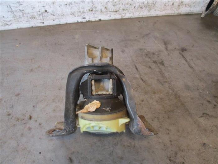 Used Engine mount Renault Clio III Estate/Grandtour (KR) 1.5 dCi FAP Price on request offered by Autohandel-Smet Gebroeders NV