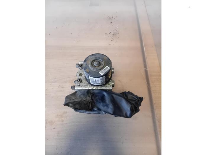 Używane Pompa ABS Citroen C3 Pluriel (HB) 1.4 Cena na żądanie oferowane przez Autohandel-Smet Gebroeders NV