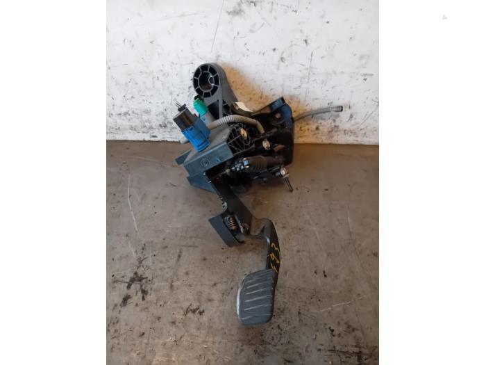 Używane Pedal sprzegla Nissan NV 300 2.0 dCi 16V 170 Cena na żądanie oferowane przez Autohandel-Smet Gebroeders NV