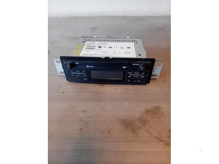Begagnade Radio Nissan NV 300 2.0 dCi 16V 170 Pris på förfrågan erbjuds av Autohandel-Smet Gebroeders NV