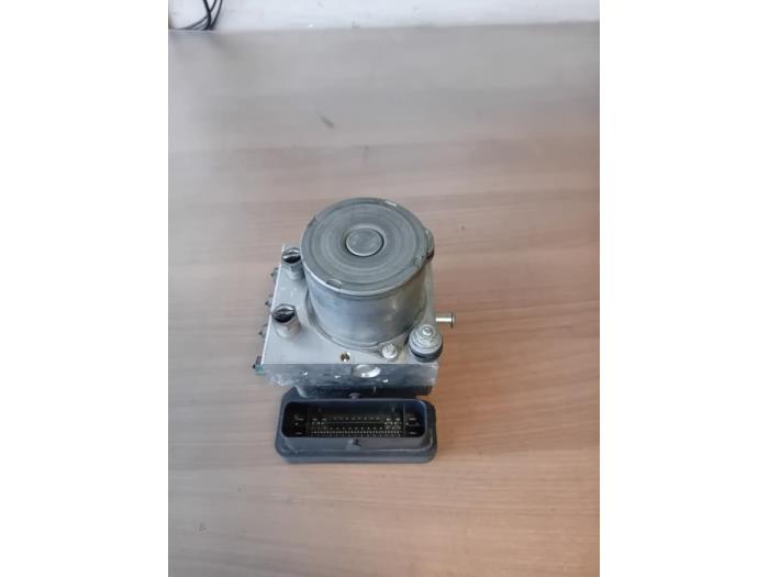 Usagé Bloc ABS Jaguar XE 2.0d 180 16V Prix sur demande proposé par Autohandel-Smet Gebroeders NV