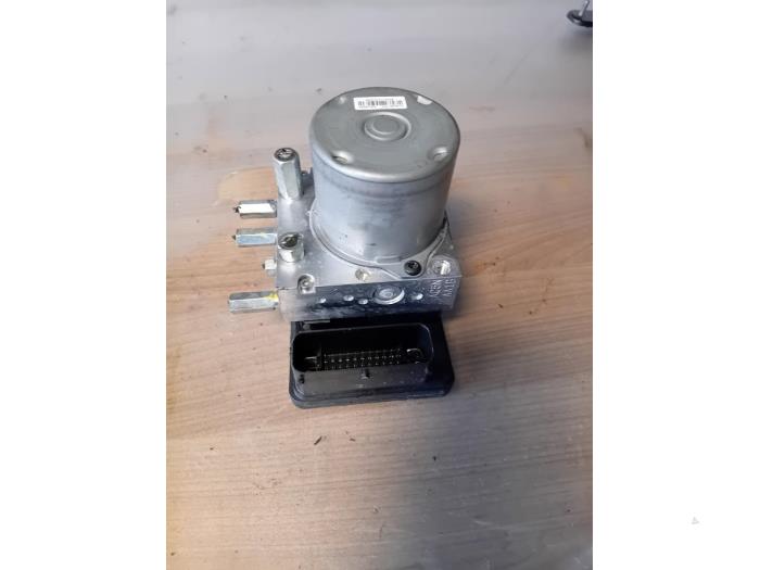 Begagnade ABS-pump Ssang Yong Tivoli Grand 1.5 T-GDi 16V Pris på förfrågan erbjuds av Autohandel-Smet Gebroeders NV