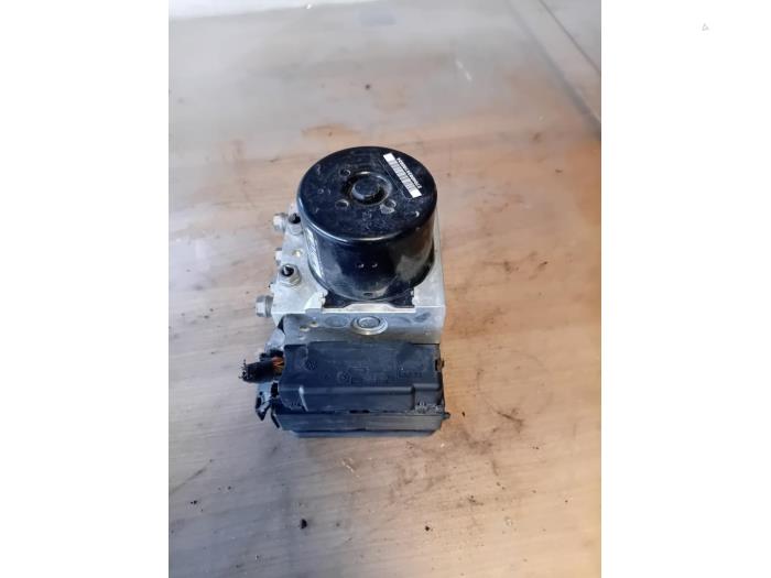 Begagnade ABS-pump Volkswagen Touran (1T3) 1.4 16V TSI EcoFuel Pris på förfrågan erbjuds av Autohandel-Smet Gebroeders NV
