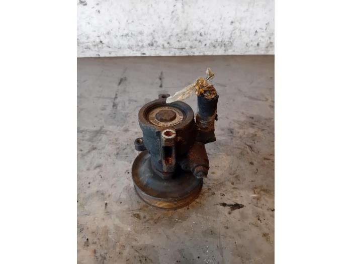 Begagnade Servostyrningspump Volkswagen Golf III Cabrio (1E) 2.0 Pris på förfrågan erbjuds av Autohandel-Smet Gebroeders NV