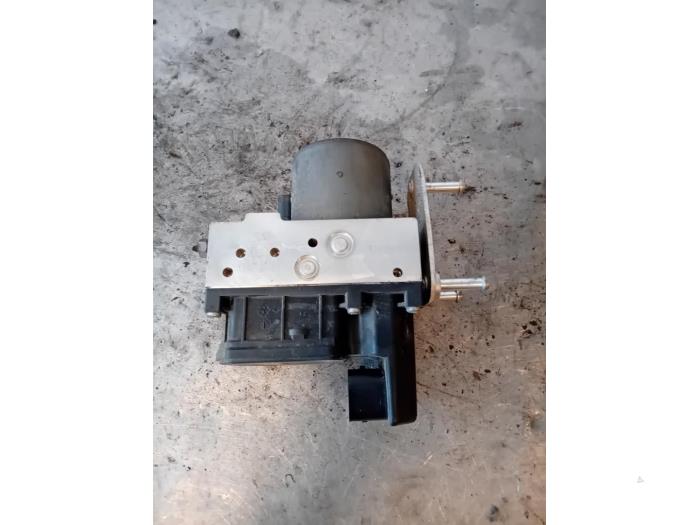Begagnade ABS-pump Volkswagen Phaeton (3D) 5.0 V10 TDI 4Motion Pris på förfrågan erbjuds av Autohandel-Smet Gebroeders NV