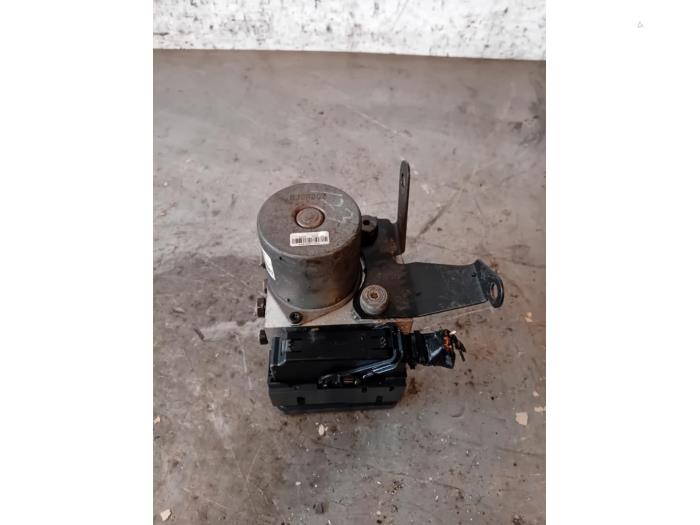 Begagnade ABS-pump Hyundai H-300 2.5 CRDi Pris på förfrågan erbjuds av Autohandel-Smet Gebroeders NV