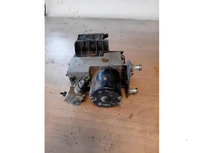 Usagé Bloc ABS Mercedes E Combi (S210) 3.2 E-320 CDI 24V Prix sur demande proposé par Autohandel-Smet Gebroeders NV