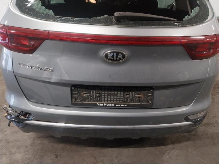 Begagnade Tredje bromsljus Kia Sportage (QL) 1.6 GDI 16V 4x2 Pris på förfrågan erbjuds av Autohandel-Smet Gebroeders NV