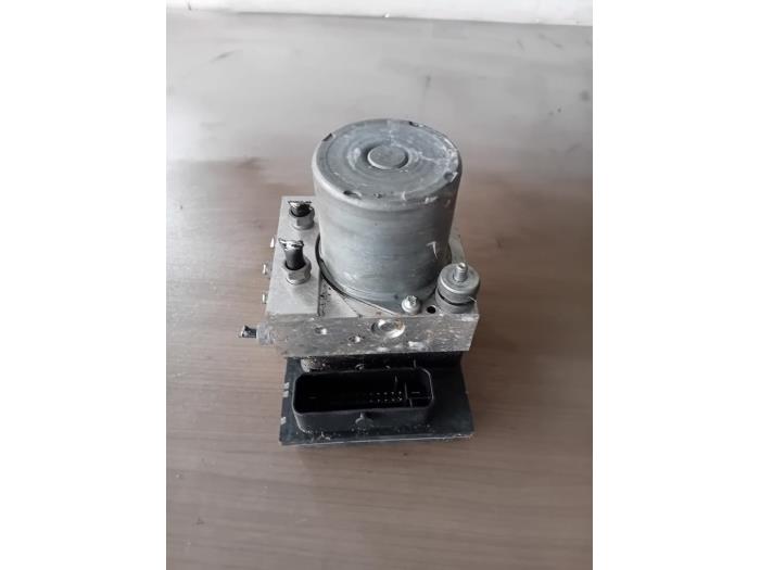 Begagnade ABS-pump Peugeot 308 CC (4B) 1.6 HDiF 16V Pris på förfrågan erbjuds av Autohandel-Smet Gebroeders NV