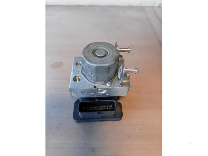 Begagnade ABS-pump Porsche 911 (991) 3.8 24V Carrera GTS Pris på förfrågan erbjuds av Autohandel-Smet Gebroeders NV
