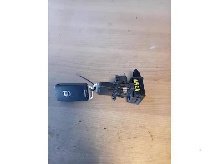 Używane Stacyjka + Kluczyk Volvo V40 (MV) 1.6 D2 Cena na żądanie oferowane przez Autohandel-Smet Gebroeders NV