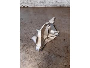 Engine mount from a Nissan Juke (F15) 1.2 DIG-T 16V 2018