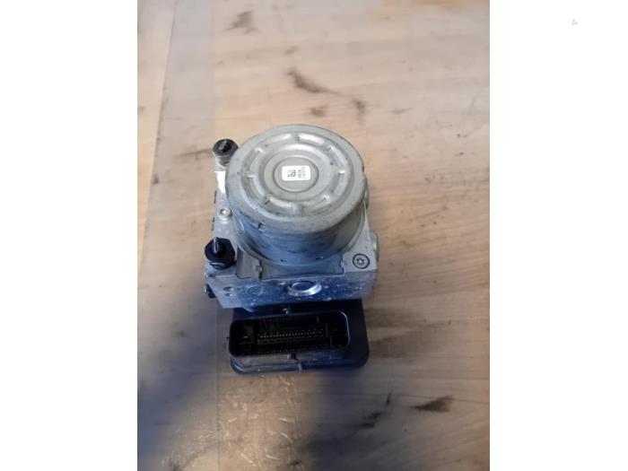 Begagnade ABS-pump Hyundai i10 (B5) 1.0 12V Pris på förfrågan erbjuds av Autohandel-Smet Gebroeders NV