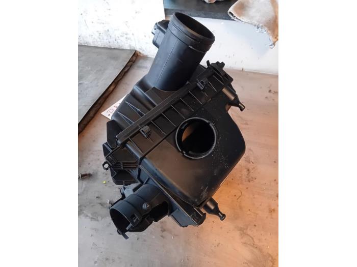 Begagnade Luftfilterhus BMW i8 (I12) 1.5 TwinPower Turbo Pris på förfrågan erbjuds av Autohandel-Smet Gebroeders NV