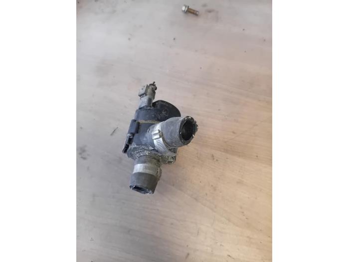 Begagnade Extra vattenpump Alfa Romeo 4C (960) 1.75 TBI 16V Pris på förfrågan erbjuds av Autohandel-Smet Gebroeders NV