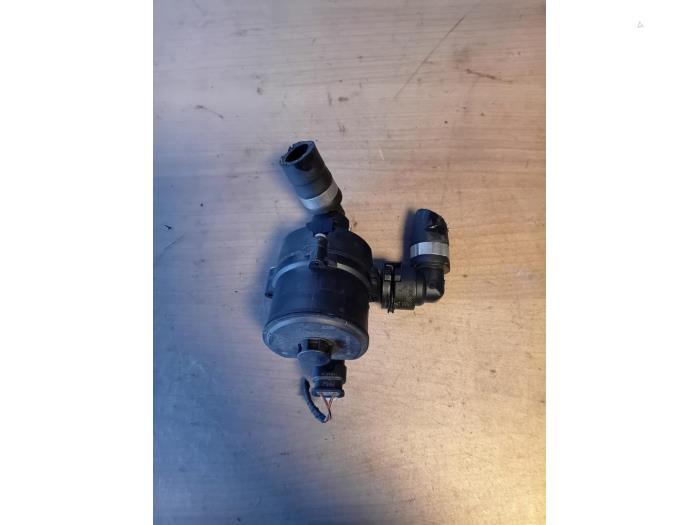 Begagnade Extra vattenpump BMW X5 (F15) xDrive 40e PHEV 2.0 Pris på förfrågan erbjuds av Autohandel-Smet Gebroeders NV