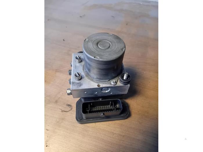 Begagnade ABS-pump Peugeot Boxer (U9) 2.2 Blue HDi 140 Pris på förfrågan erbjuds av Autohandel-Smet Gebroeders NV