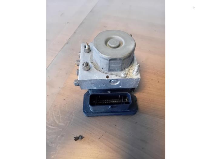 Begagnade ABS-pump Renault Captur I (2R) 0.9 Energy TCE 12V Pris på förfrågan erbjuds av Autohandel-Smet Gebroeders NV