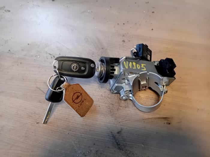 Używane Stacyjka + Kluczyk Opel Astra K 1.5 CDTi 122 12V Cena na żądanie oferowane przez Autohandel-Smet Gebroeders NV