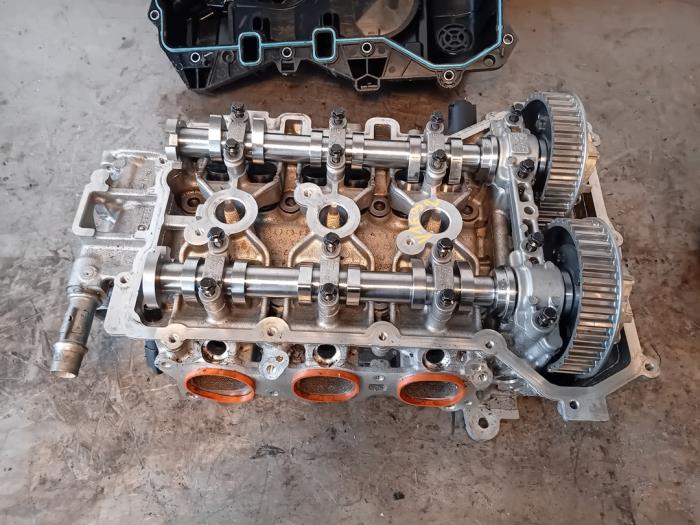 Begagnade Topplock Opel Corsa F (UB/UH/UP) 1.2 12V 75 Pris på förfrågan erbjuds av Autohandel-Smet Gebroeders NV