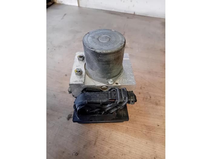 Begagnade ABS-pump Mercedes Sprinter 3,5t (906.63) 316 CDI 16V Pris på förfrågan erbjuds av Autohandel-Smet Gebroeders NV
