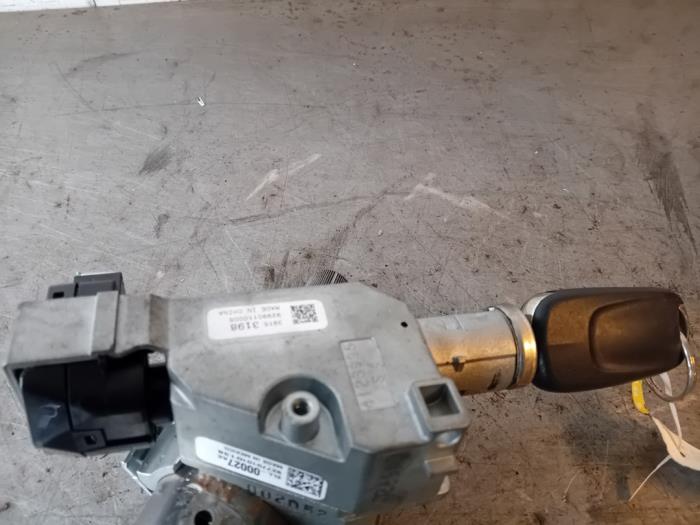 Używane Stacyjka + Kluczyk Opel Astra K 1.5 CDTi 105 12V Cena na żądanie oferowane przez Autohandel-Smet Gebroeders NV