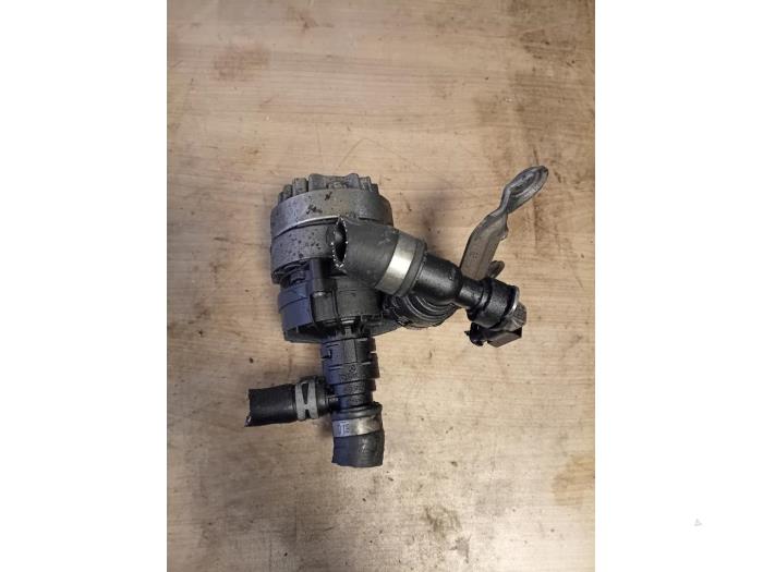 Begagnade Extra vattenpump Mercedes Vito (447.6) 2.0 114 CDI 16V Pris på förfrågan erbjuds av Autohandel-Smet Gebroeders NV