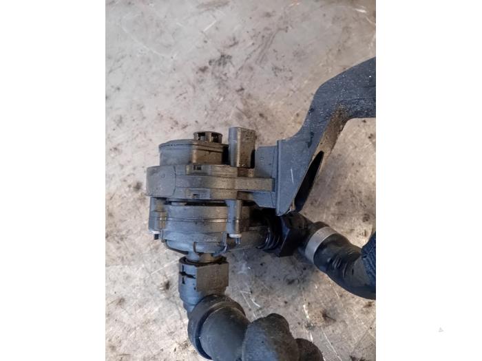 Usagé Pompe à eau BMW 7 serie (G11/12) 745e,Le Prix sur demande proposé par Autohandel-Smet Gebroeders NV