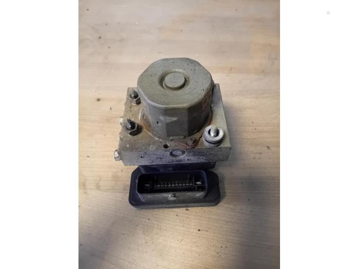Begagnade ABS-pump Ford Transit 2.0 TDCi 16V Eco Blue 130 RWD Pris på förfrågan erbjuds av Autohandel-Smet Gebroeders NV