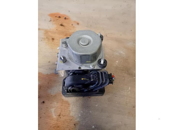 Używane Pompa ABS Dacia Sandero II 0.9 TCE 12V Cena na żądanie oferowane przez Autohandel-Smet Gebroeders NV