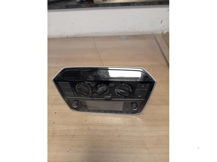 Używane Radio Volkswagen Up! (121) 1.0 12V 60 Cena na żądanie oferowane przez Autohandel-Smet Gebroeders NV