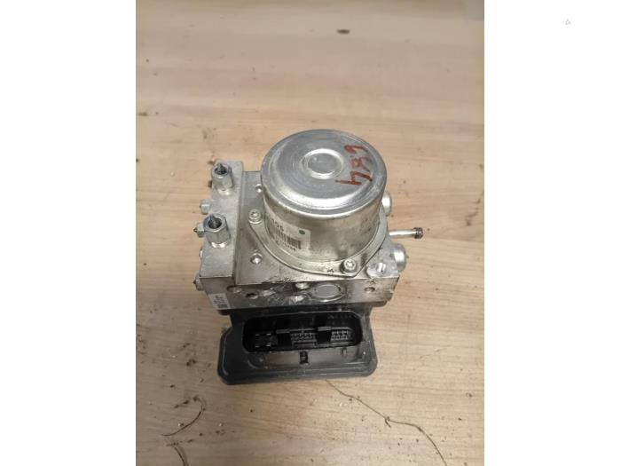 Używane Pompa ABS Nissan Juke (F15) 1.5 dCi Cena na żądanie oferowane przez Autohandel-Smet Gebroeders NV