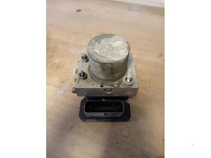 Begagnade ABS-pump Renault Master III (EV/HV/UV/VA/VB/VD/VF/VG/VJ) 2.3 dCi 170 16V Pris på förfrågan erbjuds av Autohandel-Smet Gebroeders NV