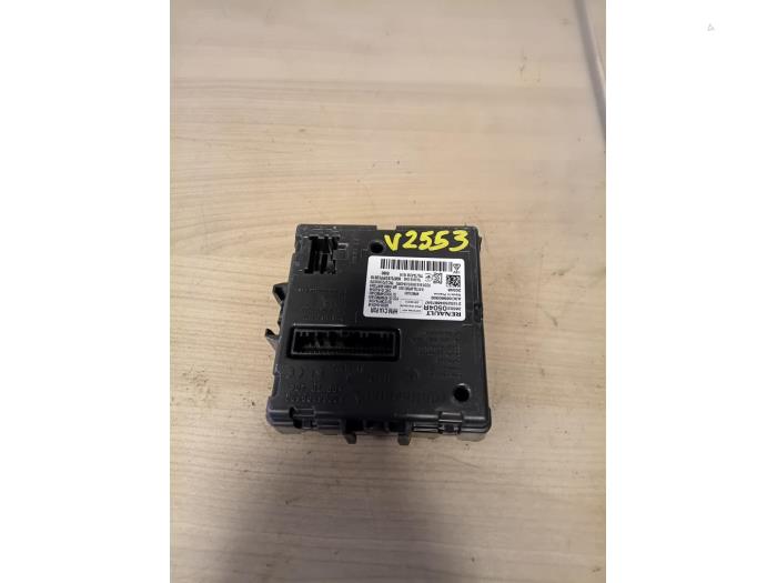 Używane Modul (rózne) Renault Captur II (RJB) 1.0 TCe 90 12V Cena na żądanie oferowane przez Autohandel-Smet Gebroeders NV