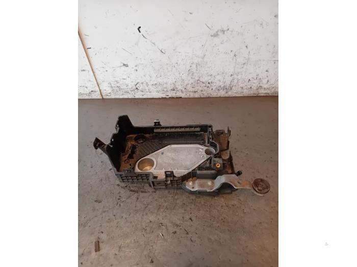 Begagnade Batterilåda Nissan Juke (F16) 1.0 DIG-T 12V Pris på förfrågan erbjuds av Autohandel-Smet Gebroeders NV