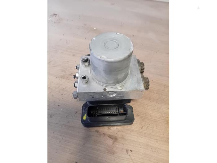 Begagnade ABS-pump Ford Ranger 2.0 EcoBlue 16V 4x4 Pris på förfrågan erbjuds av Autohandel-Smet Gebroeders NV