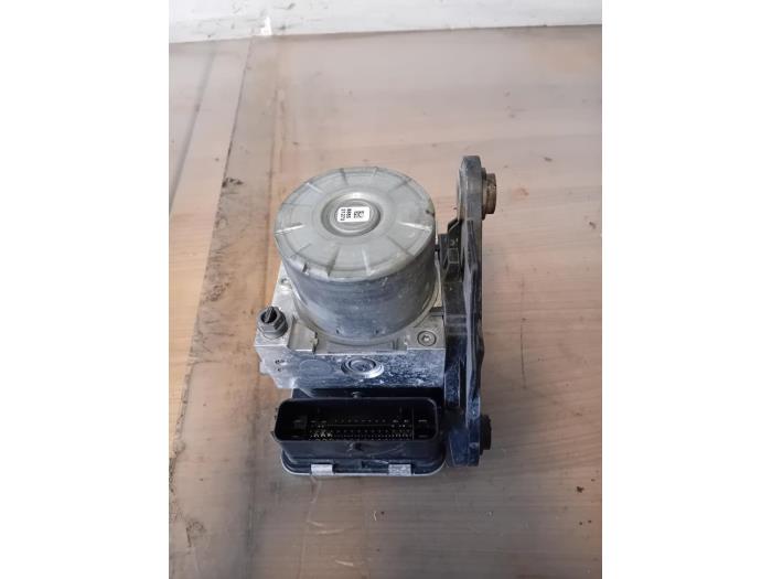 Begagnade ABS-pump Audi Q2 (GAB/GAG) 1.6 30 TDI 16V Pris på förfrågan erbjuds av Autohandel-Smet Gebroeders NV