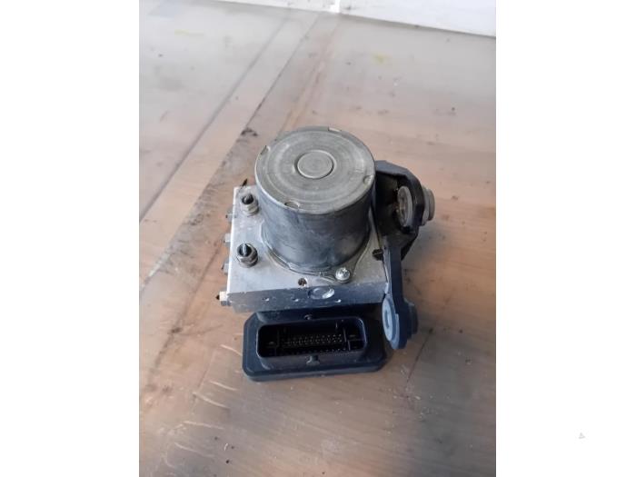 Usagé Bloc ABS Volkswagen Polo VI (AW1) 1.0 MPI 12V Prix sur demande proposé par Autohandel-Smet Gebroeders NV
