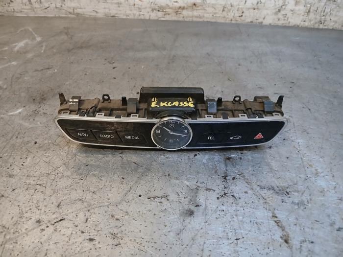 Używane Panel obslugi radia Mercedes E Estate (S213) E-220d 2.0 Turbo 16V Cena na żądanie oferowane przez Autohandel-Smet Gebroeders NV