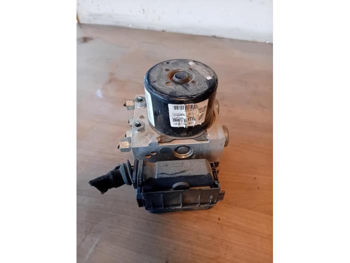 Begagnade ABS-pump Opel Zafira Tourer (P12) 1.4 Turbo 16V EcoFLEX Pris på förfrågan erbjuds av Autohandel-Smet Gebroeders NV