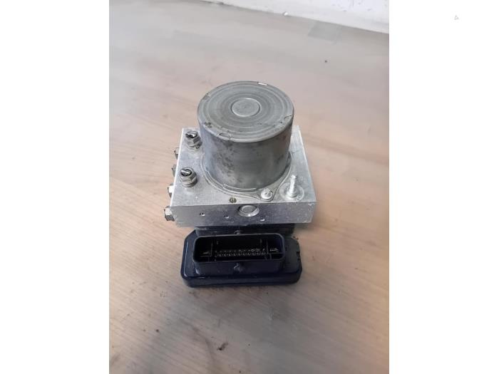 Begagnade ABS-pump MAN TGE 2.0 TDI 4x4 Pris på förfrågan erbjuds av Autohandel-Smet Gebroeders NV