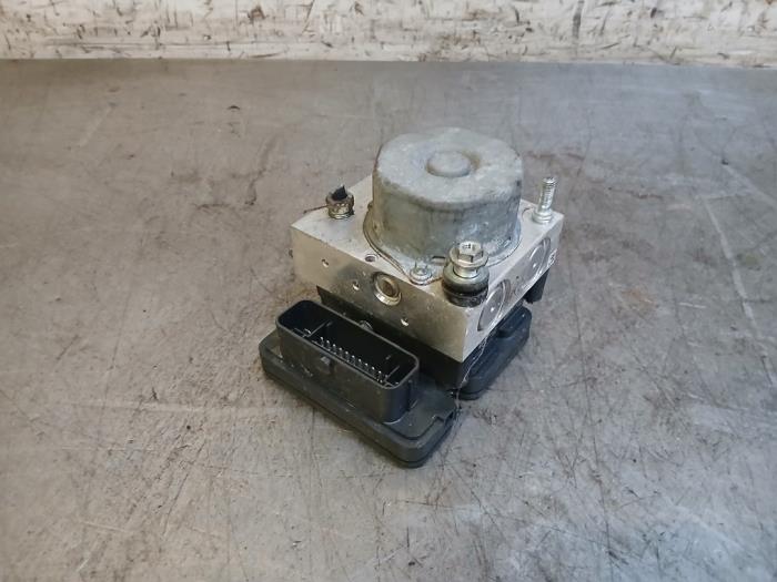 Begagnade ABS-pump Nissan Micra (K13) 1.2 12V Pris på förfrågan erbjuds av Autohandel-Smet Gebroeders NV