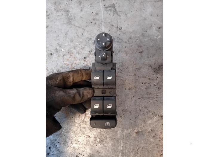 Używane Przelacznik combi okienny Opel Crossland (X) 1.2 Turbo 12V Cena na żądanie oferowane przez Autohandel-Smet Gebroeders NV