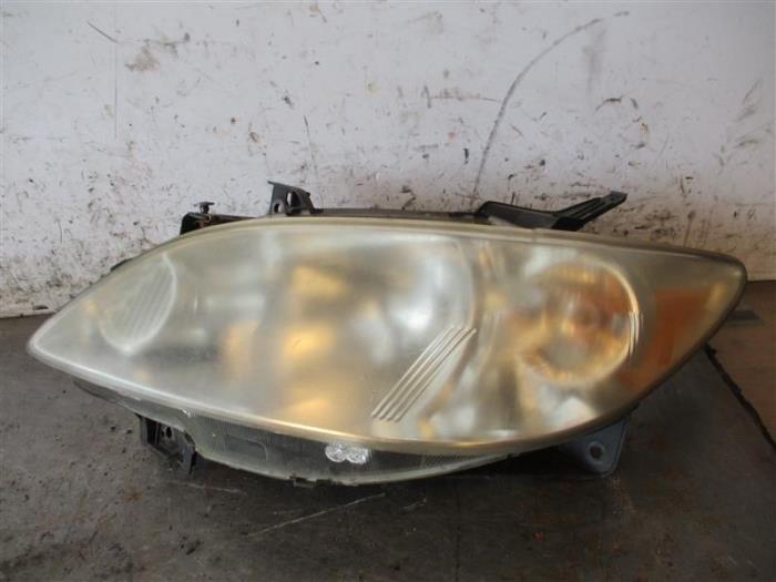 Używane Reflektor lewy Mazda MPV (LW19/69) 2.0 CiTD 16V Cena na żądanie oferowane przez Autohandel-Smet Gebroeders NV