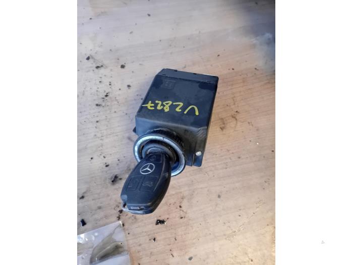 Używane Stacyjka + Kluczyk Mercedes Sprinter 3t (906.61) 210 CDI 16V Cena na żądanie oferowane przez Autohandel-Smet Gebroeders NV